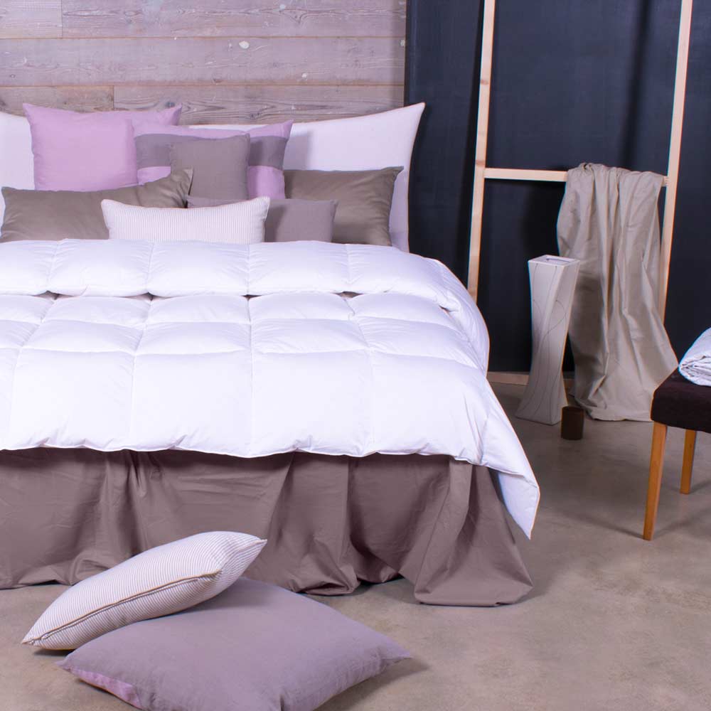Letto con piumone in fibra anallergica e tessuto esterno in percalle di cotone bianco
